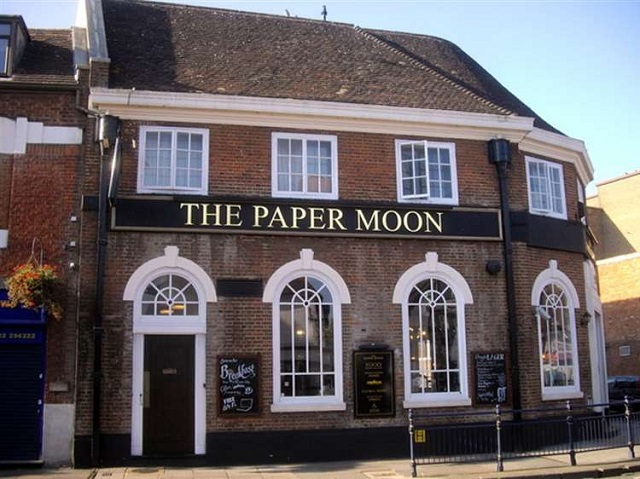 Paper Moon, Dartford